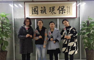 春臨江淮三月天，姹紫嫣紅映紅顏